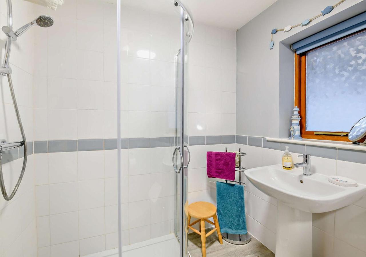 Salty Dog Cottage Уитби Экстерьер фото