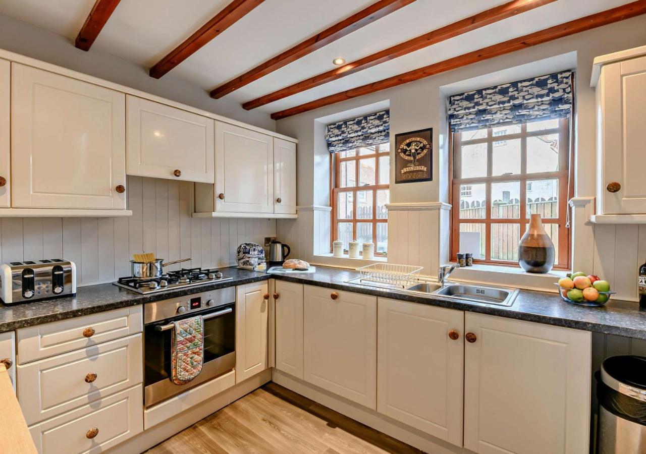 Salty Dog Cottage Уитби Экстерьер фото
